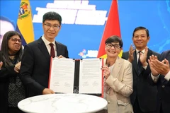 En la ceremonia de firma del documento. (Fuente: VNA)
