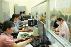 Los funcionarios y empleados públicos de la comuna de Thai My (Ciudad Ho Chi Minh) procesan documentos administrativos para ciudadanos. (Fuente: VNA)