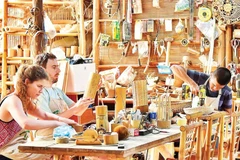 Turistas elaboran sus propios recuerdos de bambú en un taller artesanal de Da Nang. (Fuente: nhandan.vn)