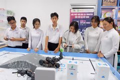 Los alumnos de una escuela de la provincia de Tay Ninh estudian en la sala de prácticas de educación STEM. (Fuente: VNA)