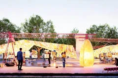 Una exposición única realizada con papel Do tradicional y materiales reciclados en el jardín de flores de Dien Hong. (Fuente: nhandan.vn)