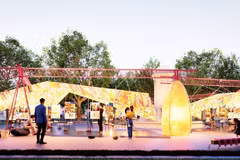 Una exposición única realizada con papel Do tradicional y materiales reciclados en el jardín de flores de Dien Hong. (Fuente: nhandan.vn)