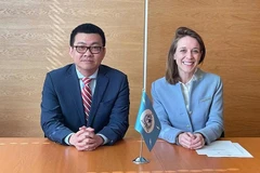 El embajador Vu Le Thai Hoang, representante permanente de Vietnam ante las Naciones Unidas y organizaciones internacionales en Viena, Austria, y la jefa de la Oficina del Observador Permanente de Interpol ante la ONU, Floriane Bacconnier. (Fuente: VNA)