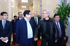 El primer ministro Pham Minh Chinh y el director ejecutivo de Nvidia, Jensen Huang. (Foto: VNA)