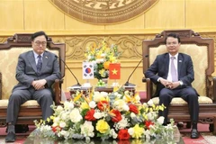 El presidente de la Asamblea Nacional de Corea del Sur, Woo Won Shik, y el secretario del Comité Provincial del Partido, Dang Xuan Phong. (Fuente: VNA)