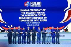 El primer ministro Pham Minh Chinh (cuarto desde la izquierda) y los jefes de delegación posan para una foto de grupo en la ceremonia inaugural de la 47.ª Cumbre de la ASEAN y otras cumbres relacionadas. (Fuente: VNA)