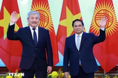 El primer ministro vietnamita, Pham Minh Chinh, (D) y su homólogo de Kirguistán, Adylbek Kasymaliev. (Fuente: VNA)