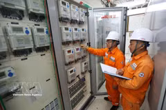 Inspeccionan el sistema de conmutación eléctrica antes del mantenimiento en la subestación en la provincia de Nghe An. (Fuente: VNA)