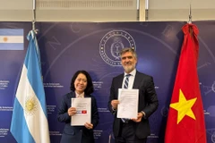 El viceministro de Relaciones Exteriores, Comercio Internacional y Culto de Argentina, Fernando Brun, y la embajadora de Vietnam en Argentina, Ngo Minh Nguyet, en el evento. (Fuente: VietnamPlus)