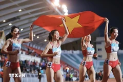 Hoang Thi Minh Hanh, Le Thi Tuyet Mai, Nguyen Thi Hang y Nguyen Thi Ngoc ganaron de manera excelente la medalla de oro en el relevo femenino de 4x400 m. (Fuente: VNA)