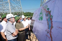 El primer ministro Pham Minh Chinh inspecciona el avance de la construcción del proyecto de la línea de transmisión de 500 kV Lao Cai - Vinh Yen. (Fuente: VNA)