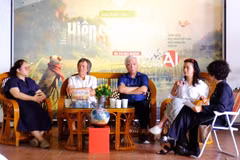 En el evento de lanzamiento de la obra "El caballero Grillo", el primer libro ilustrado íntegramente con inteligencia artificial en Vietnam. (Fuente: hanoimoi.vn)