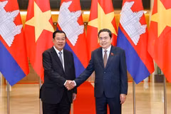 El presidente de la Asamblea Nacional de Vietnam, Tran Thanh Man, con el titular del Partido Popular de Camboya (PPC) y presidente del Senado de ese país, Hun Sen. (Fuente: VNA)
