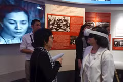 Delegados en un espacio interactivo que incorpora tecnología digital en el Museo de los Vestigios de la Guerra. (Fuente: nhandan.vn)