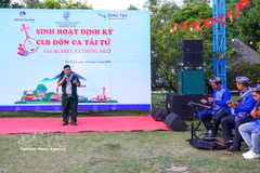 Miembros del club de “Don ca tai tu” de la Asociación de Turismo de la provincia de Tay Ninh interpretan en el barrio de Binh Minh, provincia de Tay Ninh. (Fuente: VNA)