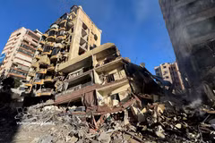 Escenas de destrucción tras los ataques aéreos de Israel contra la zona de Aisha Bakkar, en el centro de Beirut, Libano. (Fuente: VNA)