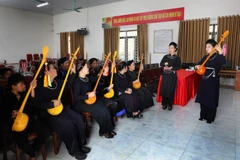Enseñanza del canto Then a los miembros del club del canto Then y el instrumento musical Tinh en la comuna de Luc Ngan, de la provincia de Bac Ninh. (Fuente: VNA)