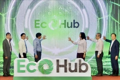 Delegados realizan la ceremonia de inauguración del primer centro de comercio electrónico B2B "verde" de Vietnam. (Fuente: VNA)
