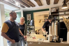 Los clientes franceses acuden a PHIN MI para disfrutar de un café con un intenso sabor vietnamita. (Fuente: VNA)