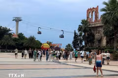 Los turistas visitan y experimentan el teleférico Hon Thom en Phu Quoc. (Fuente: VNA)