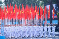 La unidad Bandera Roja avanza hacia la tribuna durante la ceremonia. (Fuente: VNA)