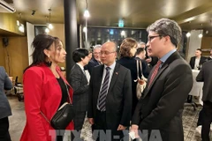 El embajador de Vietnam en Francia, Dinh Toan Thang, habla con propietarios de empresas. (Fuente: VNA)