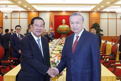 El secretario general del Partido Comunista de Vietnam, To Lam, mantiene un encuentro con el presidente del Partido Popular de Camboya, Hun Sen. (Fuente: VNA)