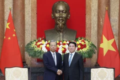 El presidente de Vietnam, Luong Cuong, recibe a Zhao Leji, miembro del Comité Permanente del Buró Político y presidente de la Asamblea Popular Nacional de China. (Fuente: VNA)