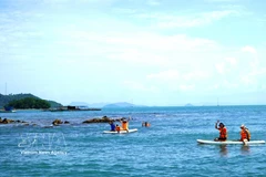 Los turistas en la zona costera del archipiélago Hai Tac. (Fuente: VNA)