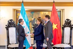 La presidenta de Honduras, Xiomara Castro, recibe a Nguyen Van Hai, embajador vietnamita en México y concurrente en Honduras, quien le presentó sus cartas credenciales. (Fuente: VNA)