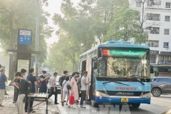 Se espera que para 2030, todos los autobuses en Hanoi hayan completado la conversión a vehículos eléctricos. (Fuente: VNA)