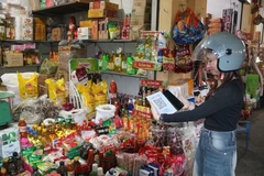 Una cliente paga mediante transferencia bancaria escaneando un código QR en el mercado de Ky Ba, en el distrito de Tran Lam, provincia de Hung Yen. (Fuente: VNA)