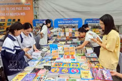 Las exposiciones y presentaciones de libros contribuyen a fomentar la lectura en la comunidad. (Fuente: VNA)