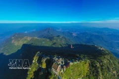 La belleza de Yen Tu reside en la majestuosa y tranquila atmósfera de las montañas y los bosques, combinada con el encanto antiguo y solemne del sistema de pagodas, torres y lugares de meditación zen. (Fuente: VNA)