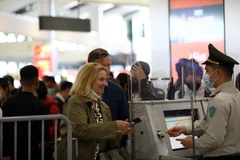 El personal de seguridad de la aviación verifica la información de los pasajeros. (Fuente: VNA)