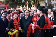 El primer ministro de Vietnam, Pham Minh Chinh, con estudiantes de la provincia de Thai Nguyen. (Fuente: VNA)