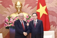 El presidente de la Asamblea Nacional de Vietnam, Tran Thanh Man, y Takebe Tsutomu, asesor especial de la Alianza de Amistad Parlamentaria Japón-Vietnam. (Fuente: VNA)