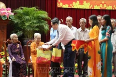 El presidente de la Asamblea Nacional de Vietnam, Tran Thanh Man, entrega obsequios a las heroicas madres. (Fuente: VNA)