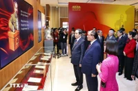 El presidente de la Asamblea Nacional de Vietnam, Tran Thanh Man, y delegados en el Museo de la Asamblea Nacional de Vietnam. (Foto: VNA)