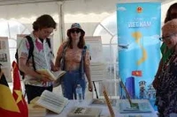 Visitantes en el pabellón vietnamita. (Fuente: VNA)