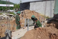 Fuerzas del Regimiento 6 del Comando Militar de la Ciudad de Hue ayudan a la comuna de Khe Tre a construir tres nuevas viviendas y reparar siete. (Foto: VNA)