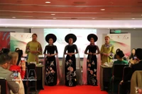 Modelos lucen Ao Dai Lan Huong en la Semana de la Moda Ao Dai 2026. (Foto: VNA)