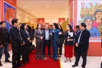 La subdirectora general de la Agencia de Noticias de Vietnam, Nguyen Thi Su, presenta la exposición fotográfica de la entidad en el XI Congreso Nacional de Emulación Patriótica a la vicepresidenta Vo Thi Anh Xuan. (Fuente: VNA)