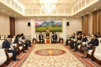 Panorama del encuentro entre el presidente de la Unión de Organizaciones de Amistad de Vietnam (VUFO), Phan Anh Son, y el vicepresidente de Laos Bounthong Chitmany. (Fuente: VNA)