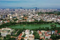 Vista panorámica del lago Hoan Kiem desde arriba. (Foto: VNA)