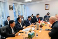 El ministro interino de Industria y Comercio de Vietnam, Le Manh Hung, se reúne con Roger Romulus Martella, director general del Grupo GE Vernova. (Fuente: Ministerio de Industria y Comercio de Vietnam)
