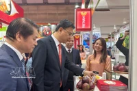 El embajador de Vietnam en Japón, Pham Quang Hieu, visita un stand que exhibe frutas vietnamitas. (Fuente: VNA)