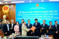 En el acto de entrega certificados de registro de inversión a la empresa Arque Degi. (Fuente: VNA)