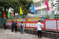 Estudiantes de la Universidad de Educación Técnica (Universidad de Da Nang) revisan la lista de candidatos. (Foto: VNA)
