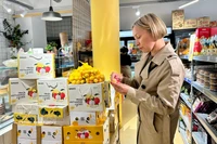 Una cliente francesa prueba el lichi vietnam. (Fuente: VNA)